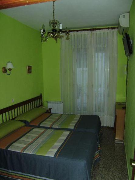 Hostal Miguel Angel Мадрид Номер фото