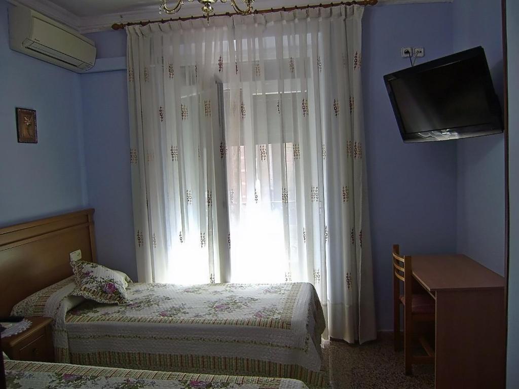 Hostal Miguel Angel Мадрид Номер фото